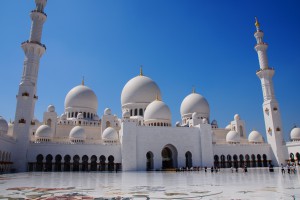 Erinnert fast ein wenig an die Grand Zayek Moschee in Abu Dhabi...