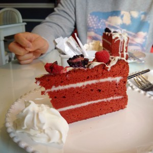 Als Abschluss noch ein kleines Stückchen Kuchen. Als kleiner Insider für meine Familie: Meine Reaktion auf dieses Stück Torte war "die is ja Rot!!!" ;)