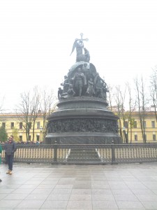 1000 Jahre russische Geschichte dargestellt auf dieser einen Statue