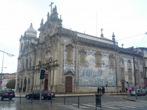 Irgendeine Kirche mit typisch portugiesischen Kacheln verziert