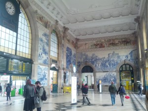 Der Bahnhof von Porto, wieder mit Kacheln geschmückt