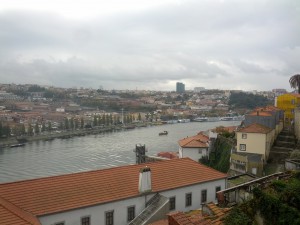 Blick auf die angrenzende Stadt in der der Portwein in großen Hallen produziert und gelagert wird. Strenggenommen kommt der Portwein also gar nicht aus Porto! Diese arglistige Täuschung ist mir natürlich sofort aufgefallen! Unverschämtheit!