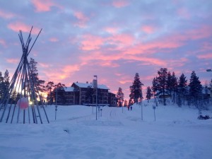11:41 Uhr "Wir bleiben wach bis die Wolken wieder lila sind" könnte in Lappland etwas länger dauern